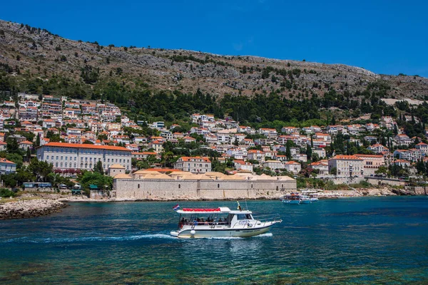 ドゥブロヴニク クロアチア 7月8 2019 ボートでいっぱいの古い港を持つ旧市街のドゥブロヴニク Porporela ドゥブロヴニクの桟橋と防波堤 Old Harbour — ストック写真