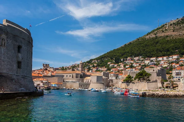 ドゥブロヴニク クロアチア 7月8 2019 ボートでいっぱいの古い港を持つ旧市街のドゥブロヴニク Porporela ドゥブロヴニクの桟橋と防波堤 Old Harbour — ストック写真