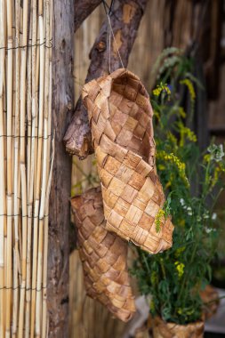 Kernave Arkeoloji Günleri 'nde duvara asılan ayakkabılar. Bast ayakkabıları, ağaç kabuğundan yapılan geleneksel Litvanya ayakkabılarıydı..