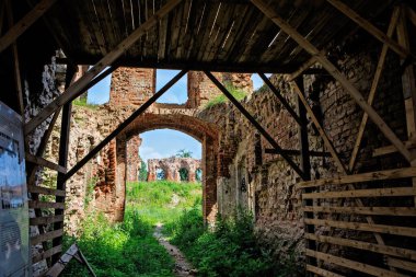 Neman, Rusya - 21 Haziran 2019: Neman 'daki eski Ragnit (Ragaine) şatosunun büyük kalıntıları, Kaliningrad Bölgesi.