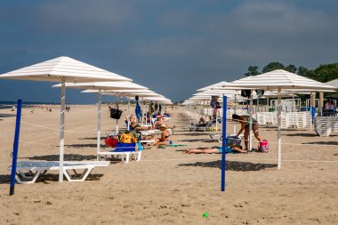 Yantarny, Rusya - 21 Haziran 2019: Yantarny, Kaliningrad bölgesindeki Baltık Denizi kıyısında halk kumlu plajı.