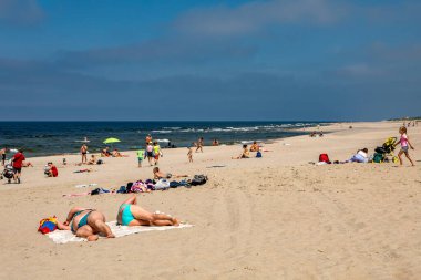 Yantarny, Rusya - 21 Haziran 2019: Yantarny, Kaliningrad bölgesindeki Baltık Denizi kıyısında halk kumlu plajı.