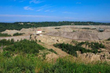 Yantarny, Rusya - 21 Haziran 2019: Kaliningrad bölgesindeki Yantarny köyünde kehribar çıkarmak için taş ocağı.