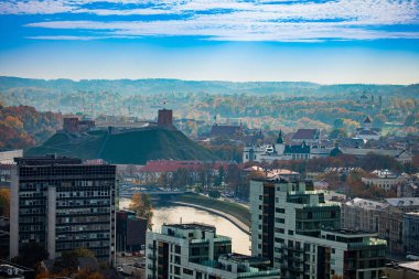Vilnius, Litvanya - 16 Ekim 2018: Vilnius şehir manzarası Sonbaharda Gediminas Kulesi, Vilnius Belediye Binası 'nın hava manzarası.