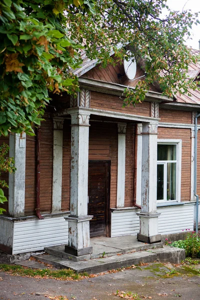 Veranda Mit Säulen Eines Alten Holzhauses Einer Litauischen Stadt — Stockfoto