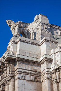 Milano 'nun ana tren istasyonunun taş cephesi, 1931' de açıldı. Üzerinde kanatlı at heykelleri var.