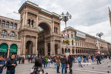 Milan, İtalya - 3 Kasım 2012: Milano 'nun en eski aktif alışveriş merkezi olan Galleria Vittorio Emanuele II' ye girişin önündeki kalabalık. 