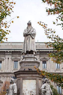 Milan, İtalya - 3 Kasım 2012: Leonardo Da Vinci 'nin Piazza della Scala, İtalya' daki heykeli. 1872 yılında heykeltıraş Pietro Magni tarafından tasarlanmıştır..