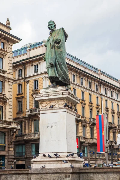 ミラノ イタリア 2012年11月3日 イタリアの詩人ジュゼッペ パリーニの記念碑 コルドゥシオ 彫刻家ルイージ セッキ 1853 1921 — ストック写真