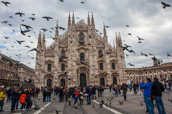 意大利米兰 2012年11月3日 游客们参观了意大利最大的大教堂Duomo Milano 而一群鸽子在头顶飞行 令人惊讶 大教堂是这个城市的主要地标 — 图库照片