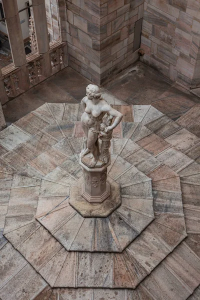 Estátua Mármore Branco Telhado Famosa Catedral Duomo Milano Milão Itália — Fotografia de Stock
