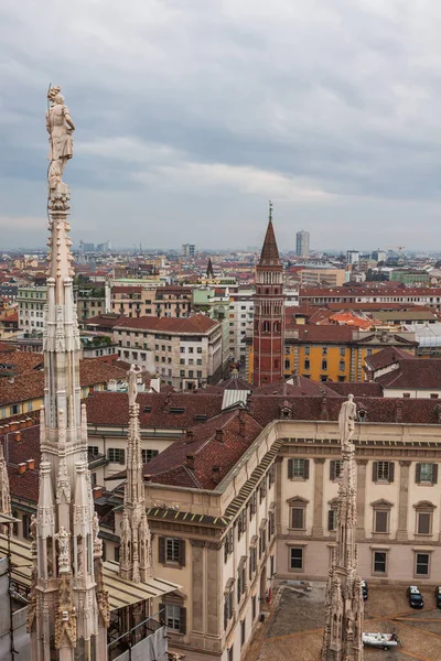 Vita Marmorstatyer Taket Till Den Berömda Katedralen Duomo Milano Milano — Stockfoto