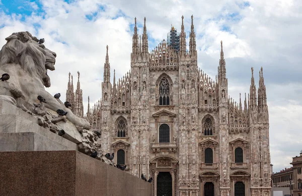 米兰大教堂 Duomo Milano 和大理石狮子 意大利米兰多摩广场维托里奥 埃马努埃莱二世纪念碑的一部分 — 图库照片