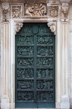 Milano, İtalya 'daki ünlü Katedral Duomo di Milano' nun mimari girişinin dekoratif detayları