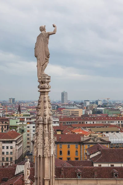 Vita Marmorstatyer Taket Till Den Berömda Katedralen Duomo Milano Milano — Stockfoto