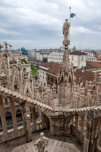 Statues Marbre Blanc Sur Toit Célèbre Cathédrale Duomo Milano Milan — Photo