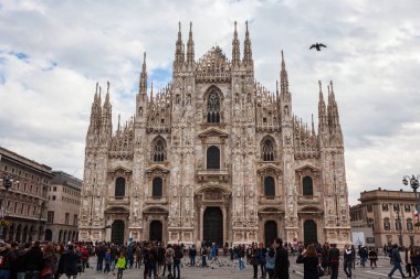 Milan, İtalya - 3 Kasım 2012: Milano Piazza del Duomo, İtalya 'da Duomo di Milano (Milan Katedrali) önünde kalabalık.