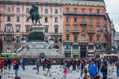 Milan, İtalya - 3 Kasım 2012: Milano 'daki Piazza del Duomo' da toplanan kalabalık, Vittorio Emanuele II anıtının yanı sıra.