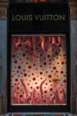 Milan, İtalya - 3 Kasım 2012: Gallerea Vittorio Emanuele 'den Louis Vuitton mağazası. Louis Vuitton, Fransa 'da lüks bir deri eşya şirketidir. 1854 'ten beri Fransa, Paris' te kurulmuştur..