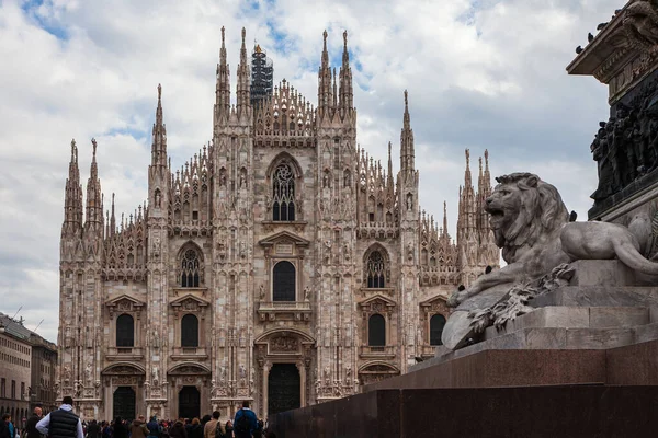 意大利米兰 2012年11月3日 米兰大教堂 Duomo Milano 和意大利米兰多摩广场维托里奥 埃马努埃莱二世纪念碑的一部分大理石狮子 — 图库照片