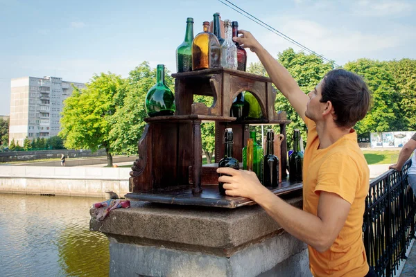 2019年6月20日 俄罗斯加里宁格勒 街头小贩在普里戈里亚河畔的哈尼桥附近 以深蓝色 绿色和棕色的色调出售收集的普鲁士葡萄酒 — 图库照片