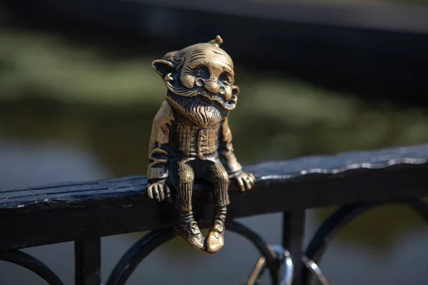 俄罗斯卡里宁格勒 2019年6月20日 霍姆林爷爷在普里戈里亚河畔哈尼桥上的小型青铜雕塑 — 图库照片