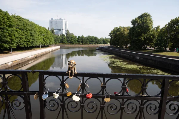 俄罗斯卡里宁格勒 2019年6月20日 霍姆林爷爷在普里戈里亚河畔哈尼桥上的小型青铜雕塑 — 图库照片