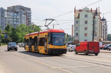 Kaliningrad, Rusya - 20 Haziran 2019: Rusya 'nın Kaliningrad kentinin ana caddelerinden biri. Kaliningrad şehrinin sokaklarında insanlar ve araçlar.