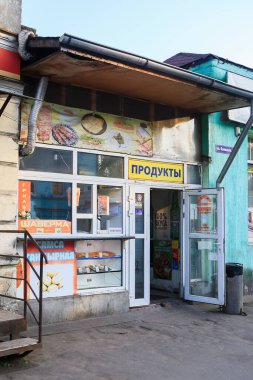 Kaliningrad, Rusya - 19 Haziran 2019: Kaliningrad, Rusya 'da sıradan bir bakkal. Rusça metin: Ürünler, Açık, Izgara,% 100 lezzet, Shaverma.