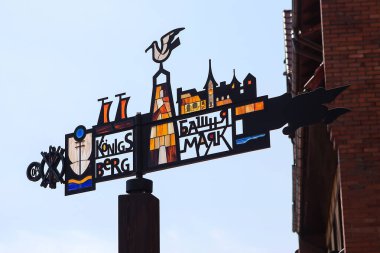 Kaliningrad, Rusya - 20 Haziran 2019: Rusya 'nın Kaliningrad kentindeki ünlü deniz fenerinin yanı sıra etnografik balıkçılık köyünde rüzgar gülü. Rusça metin: Kule Deniz feneri.