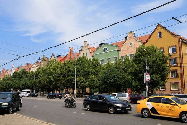 加里宁格勒 2019年6月20日 俄罗斯加里宁格勒市的主要街道之一 加里宁格勒市街上的人和车辆 — 图库照片