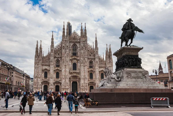 意大利米兰 2012年11月3日 米兰主教座堂 Duomo Milano 和意大利米兰多摩广场的维托里奥 埃马努埃莱二世纪念碑 — 图库照片