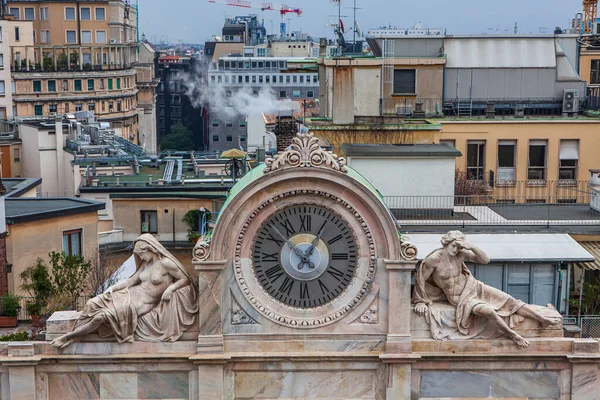 Milan Italie Novembre 2012 Horloge Sculptures Sur Façade Bâtiment Veneranda — Photo