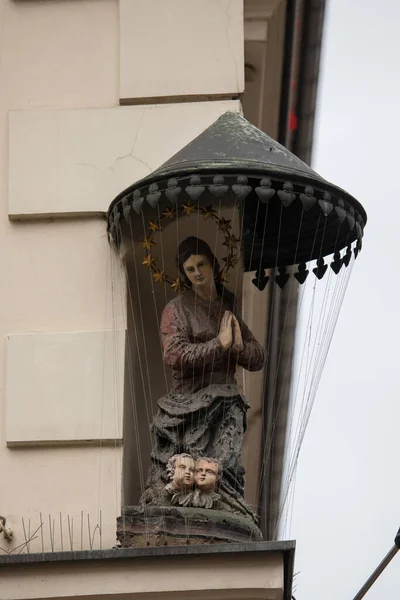 Cracovia Polonia Agosto 2017 Estatua Virgen María Esquina Edificio Casco — Foto de Stock