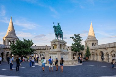 Budapeşte, Macaristan - 12 Temmuz 2019: Budapeşte Kalesi yakınlarındaki Matthias Kilisesi 'nin önündeki Atlı Aziz Stephen Heykeli' nin çevresindeki turistler.