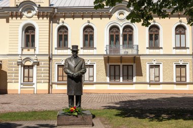 Kaunas, Litvanya - 23 Haziran 2019: Cumhurbaşkanı Antanas Smetona anıtı. Heykel tarihi başkanlık sarayının bahçesinde duruyor, heykeltıraş A. Vaura..