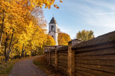 Pazaislis Manastırı ve Ziyaret Kilisesi, Kaunas, Litvanya yakınlarındaki parkta sonbahar mevsimi