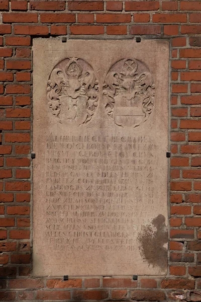 ロシア カリーニングラードのカント島にあるコニグスベルク大聖堂の壁にある記念銘板 — ストック写真