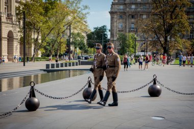 Budapeşte, Macaristan - 15 Ağustos 2017: Kossuth Meydanı 'ndaki Macar Parlamentosu önünde Macar onur muhafızları. 