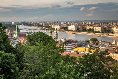 Budapeşte, Macaristan - 12 Temmuz 2019: Yaz akşamı Tuna Nehri ile Budapeşte şehri.
