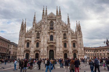 Milan, İtalya - 3 Kasım 2012: Milano Piazza del Duomo, İtalya 'da Duomo di Milano (Milan Katedrali) önünde kalabalık.