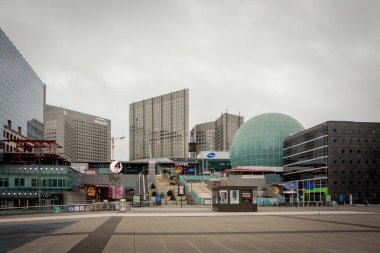 Paris, Fransa - 29 Ekim 2017: Paris 'in batısında La Defense' ın iş bölgesinde gökdelenler. La Defense Fransa 'nın en büyük iş bölgesi ve büyük şirketlerin çoğunun burada ofisi var..