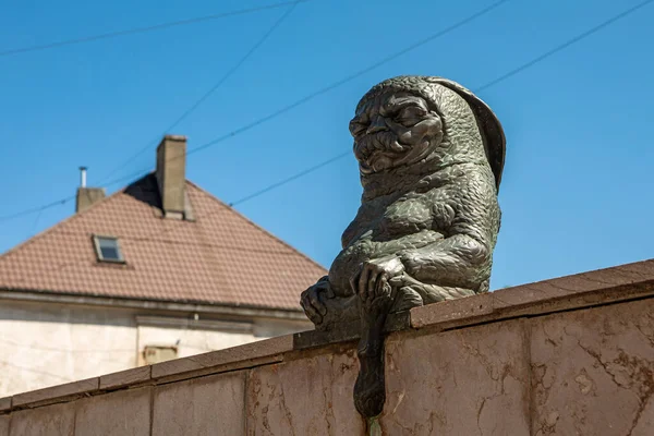 リトアニアのカウナス 2019年6月23日 ヴィリニュス通りのカウナスの旧市街にあるブロンズ彫刻 禅ウサギ 彫刻家ルーカス シプシンスカス 2018 — ストック写真