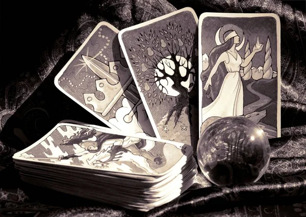 Équipements occultes, cartes de tarot et boule de cristal — Photo