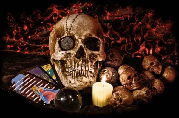Gruseliges Stillleben zu Halloween mit silbernem Pentagramm — Stockfoto