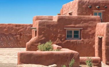 Boyalı çöl bina adobe