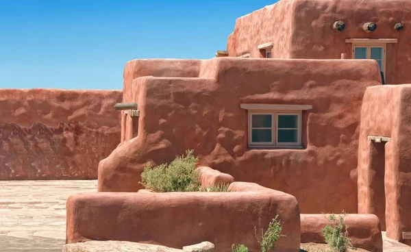 Boyalı çöl bina adobe