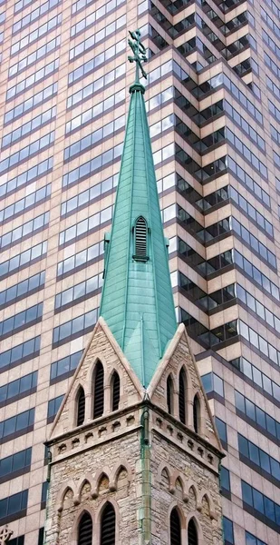 Kostelní Věž Tradiční Katolické Církve Obklopen Vyšší Kancelářských Budov Koncepce — Stock fotografie