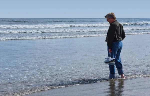 Hombre Solo Playa Vadeando Las Pequeñas Olas Identificando Marcas Zapatos —  Fotos de Stock