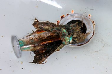 Lavabo drenaj tıpa takunya